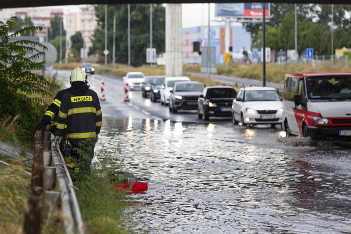 Zaplavená Bajkalská ulica v Bratislave počas minulého víkendu. Foto - TASR