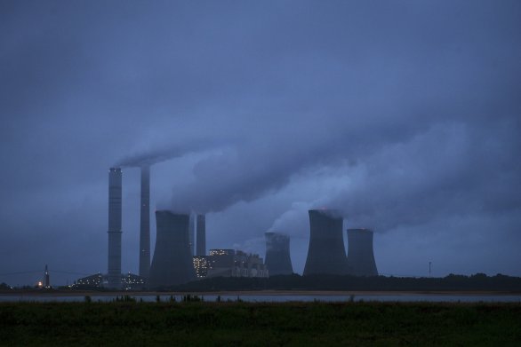 Uhoľná elektráreň. Ilustračné foto – TASR/AP