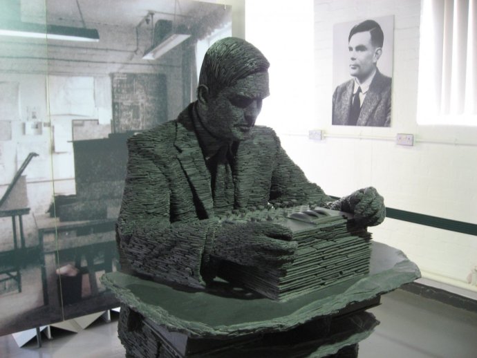 Bridlicová socha Alana Turinga v Bletchley Parku. Foto – Jon Callas (CC BY 2.0)