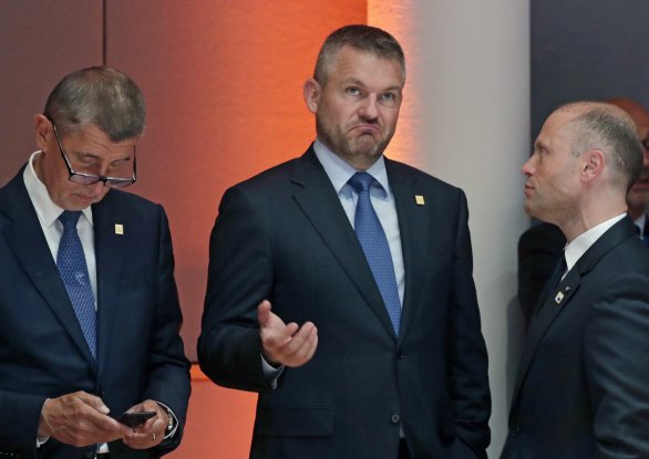Slovenský premiér Peter Pellegrini hovorí s premiérom Malty Josephom Muscatom (vpravo), vedľa stojí český premiér Andrej Babiš. Foto - tasr/ap