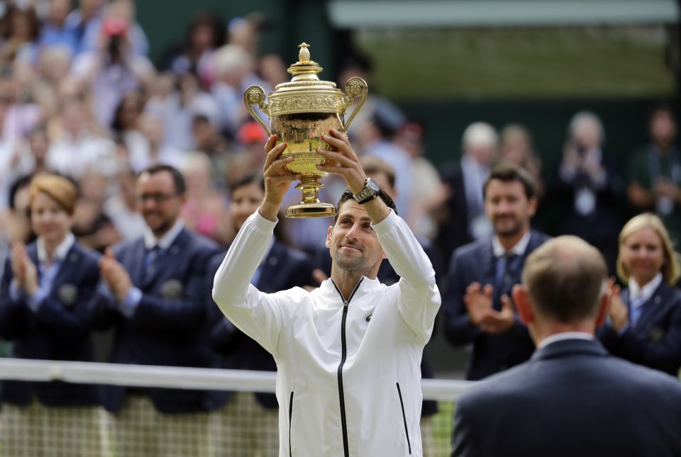 Novak Djokovič s víťaznou trofejou. (AP Photo/Ben Curtis)