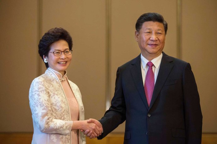 Vľavo Carrie Lamová, šéfka exekutívy Hongkongu. Vpravo Si Ťin-pching, prezident a generálny tajomník Komunistickej strany Číny. Foto – TASR/AP