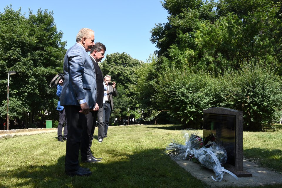 Miroslav Lajčák a kosovský minister zahraničia Behgjet Pacolli pri pamätníku slovenských vojakov. Foto - OSCE/Yllka Fetahaj