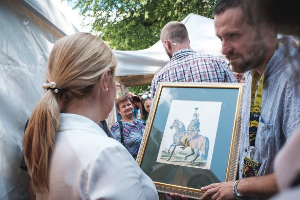 Prezidentka Zuzana Čaputová dostáva na mládežníckom festivale Gombasek dar od organizátora festivalu a neskoršieho zakladateľa hnutia Spolupatričnosť Örsa Orosza. Foto N - Robert Barca