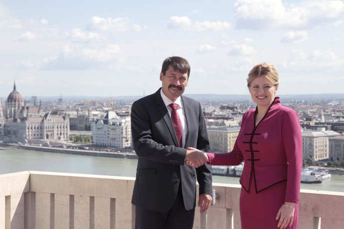 Zuzana Čaputová a maďarský prezident János Áder na terase Prezidentského paláca v Budapešti. Foto - TASR/AP