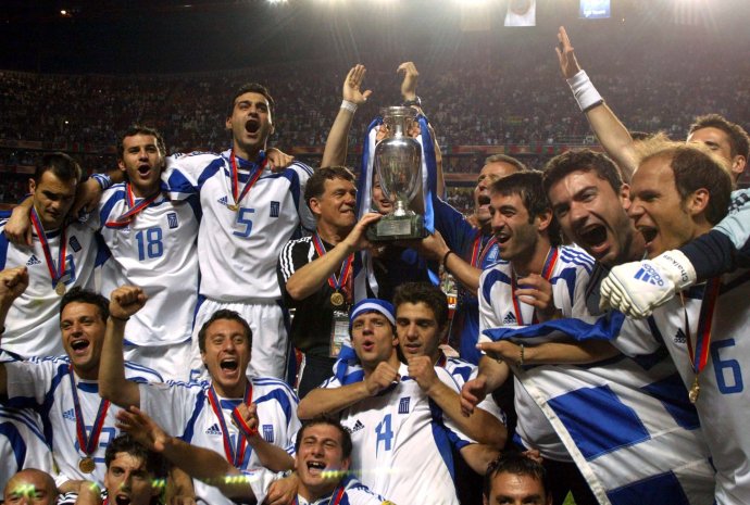 Grécki futbalisti po víťazstve na Eure 2004. Foto - AP/Frank Augstein