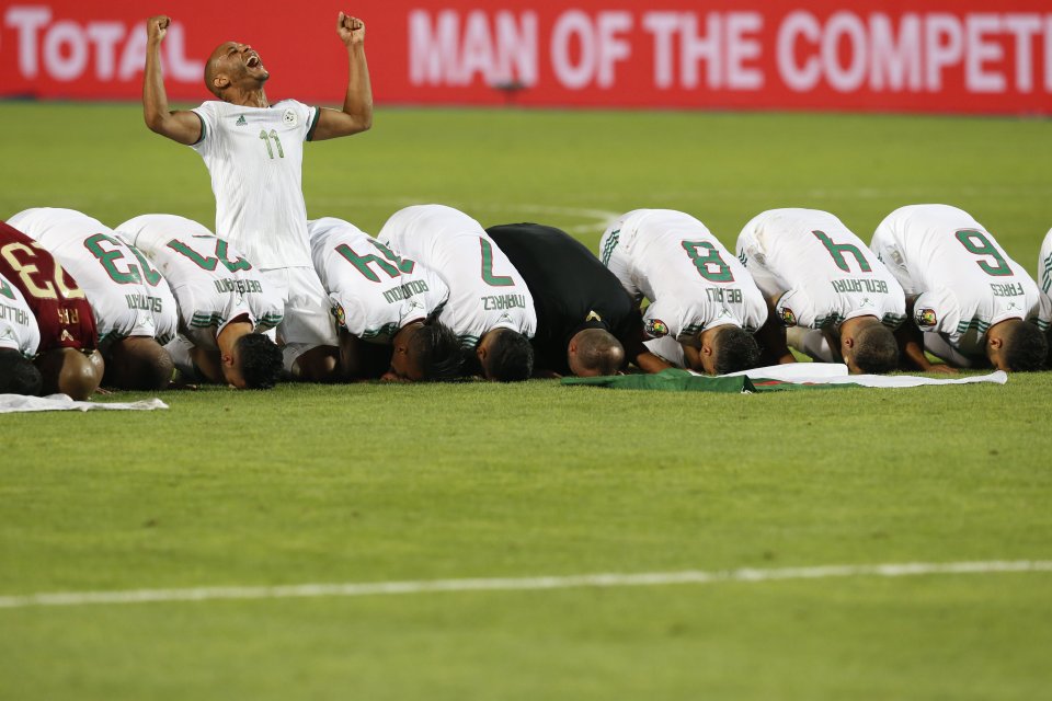 Modliaci sa hráči Alžírska po zápase. Foto - ap