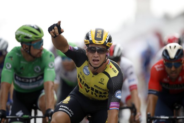 Dylan Groenewegen vyhráva pred Petrom Saganom. (AP Photo/Christophe Ena)