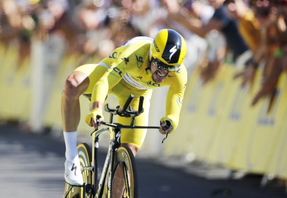 Julian Alaphilippe finišuje v časovke. (AP Photo/Christophe Ena)