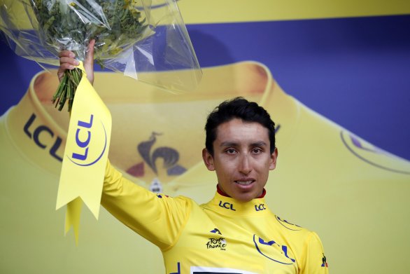 Egan Bernal v žltom drese. Foto – AP/Christophe Ena