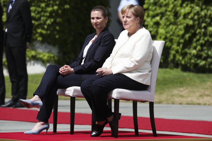 Nemecká kancelárka Angela Merkelová vo štvrtok počas hymny s dánskou premiérkou Mette Frederiksenovou sedela na stoličke. Foto - tasr/ap