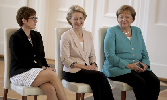 Tri mocné nemecké političky: zľava šéfka CDU a nová ministerka obrany Annegret Krampová-Karrenbauerová, šéfka Európskej komisie Ursula von der Leyenová a nemecká kancelárka Angela Merkelová. Foto - tasr/ap