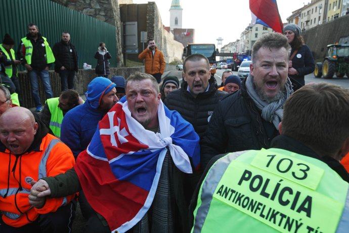 Lídri farmárskych protestov Patrik Magdoško (vo vlajke) a František Oravec počas blokády cesty na bratislavský Most SNP vo februári 2019. Foto N – Andrej Bán