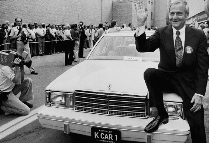 Lee Iacocca sedí na kapote prvého Chryslera K Car. Foto - ap