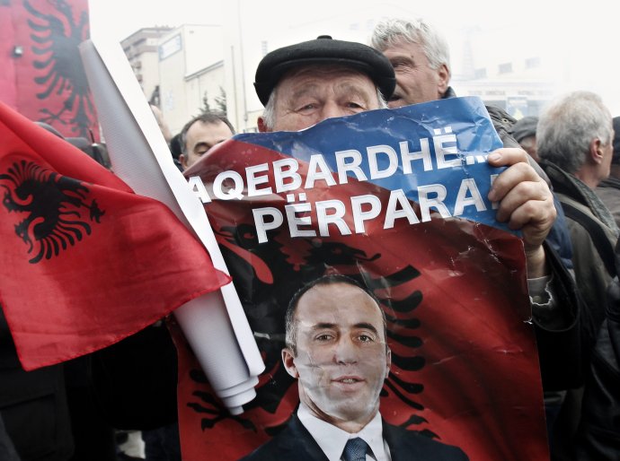 Kosovskí Albánci oslavujú druhý oslobodzovací verdikt v roku 2012. Foto - TASR/AP