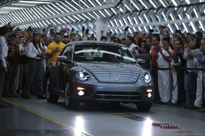 Zamestnanci si fotia posledný vyrobený exemplár chrobáka VW v mexickom meste Puebla 10. júla 2019. Foto – TASR/AP
