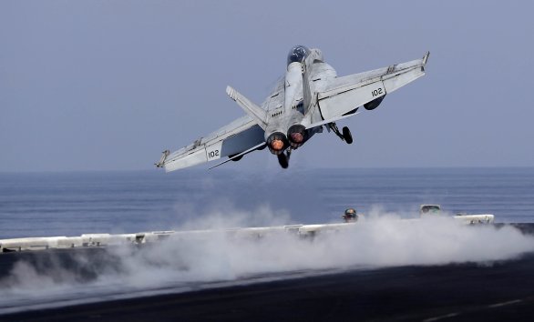 Štart stíhacieho lietadla amerického námorníctva F-18 Super Hornet z americkej lietadlovej lode USS Dwight D. Eisenhower, rok 2016. Foto – TASR/AP
