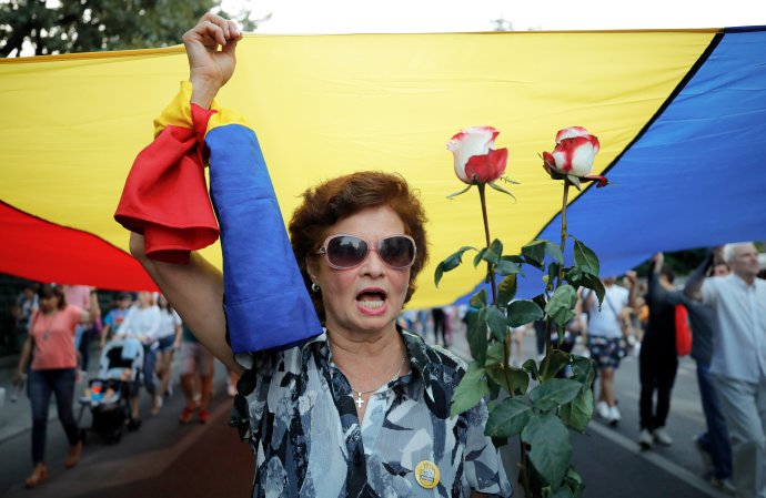 Žena počas protestu kričí protivládne heslá. Foto - tasr/ap