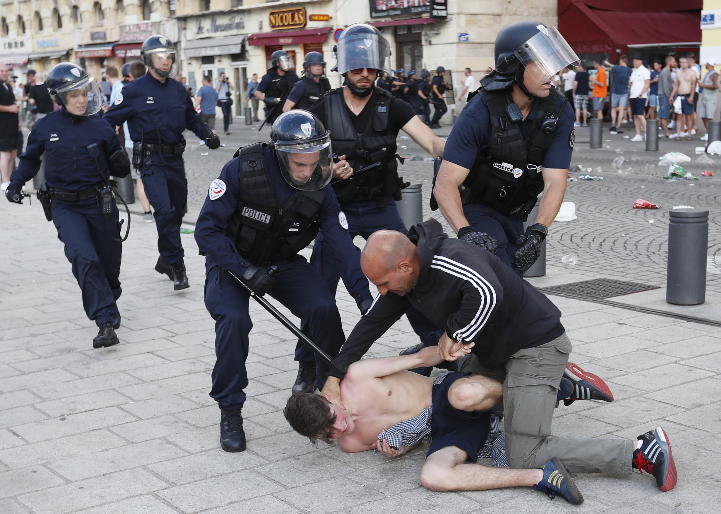 Французский хулиган. Драки с полицией во Франции.