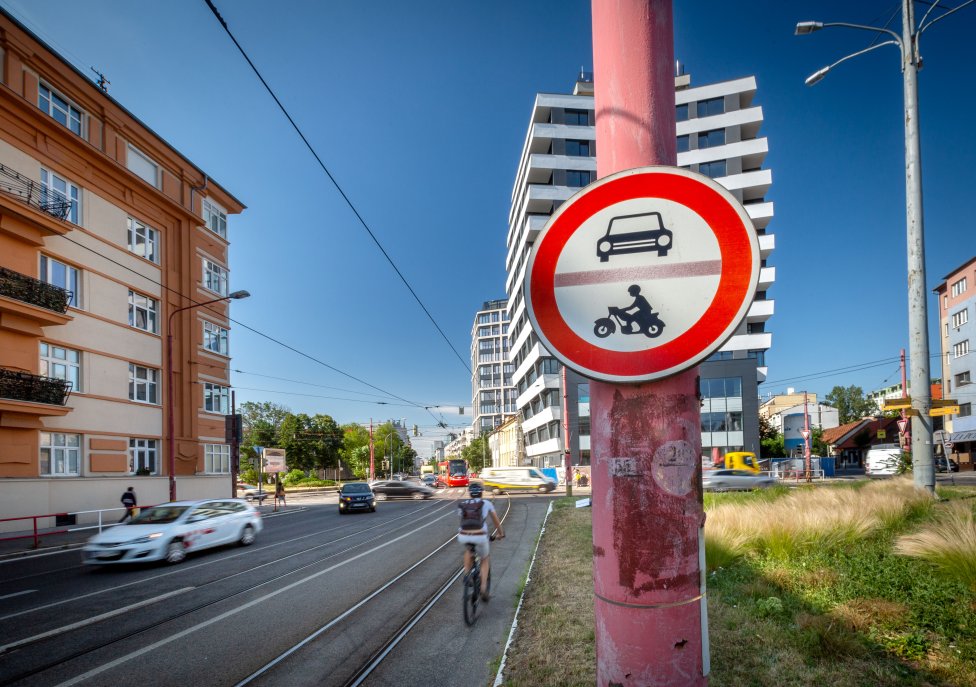 Račianskym mýtom sa dá prejsť po električkovej trati. Foto N - Tomáš Benedikovič