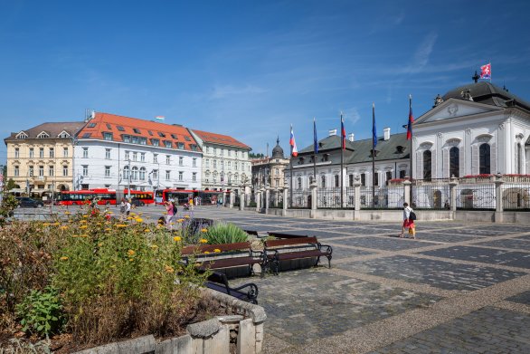 Maďarská vlajka na veľvyslanectve pri prezidentskom paláci. Foto N - Tomáš Benedikovič