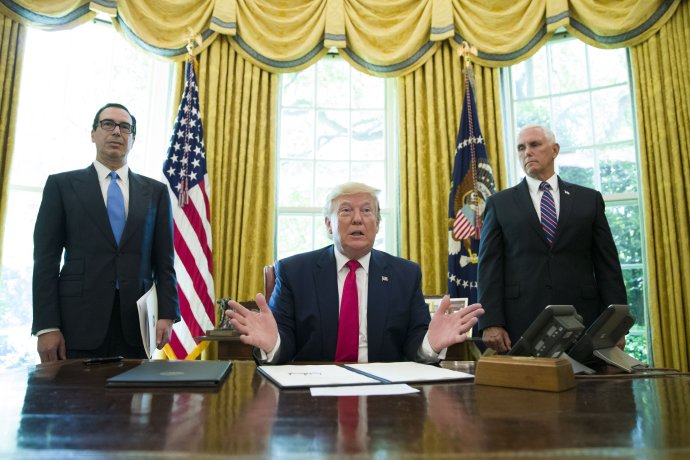 Trump po podpise sankcií voči Iránu. Foto – TASR/AP