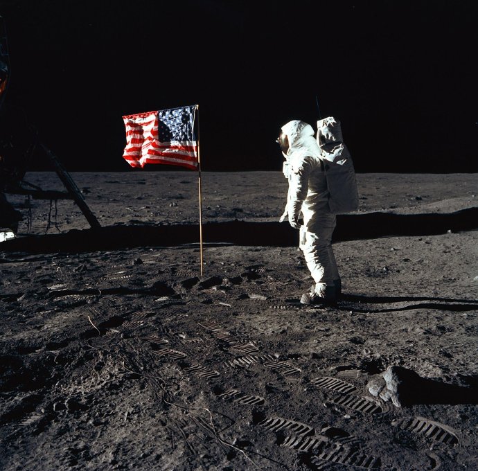 Buzz Aldrin vedľa americkej vlajky na povrchu Mesiaca. Vlajka v skutočnosti neviala, ako uvádzajú vyznávači konšpiračnej teórie o pristátí na Mesiaci. Foto – NASA