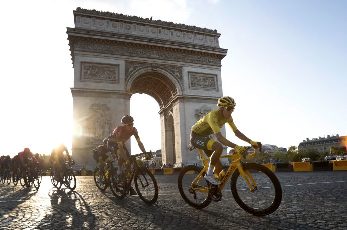 Víťaz Tour de France Egan Bernal pod Víťazným oblúkom. Foto - TASR/AP