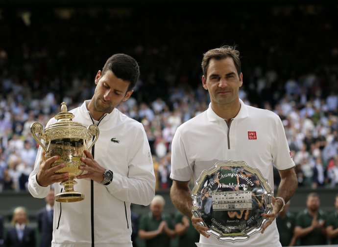 Novak Djokovič (vľavo) a Roger Federer po nedeľňajšom finále Wimbledonu. Foto - TASR/AP