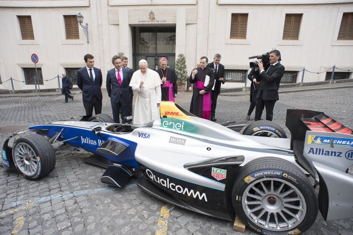 Pápež František žehná oficiálnemu monopostu majstrovstiev sveta FIA formule E vo Vatikáne 11. apríla 2018. Foto - TASR/AP