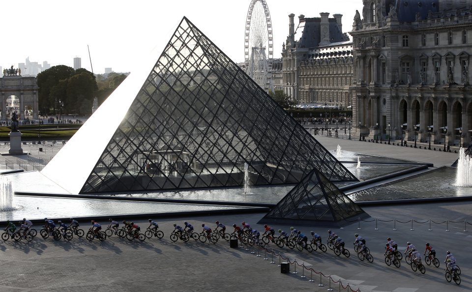 Cyklisti na nádvorí múzea Louvre v Paríži. Foto - tasr/ap