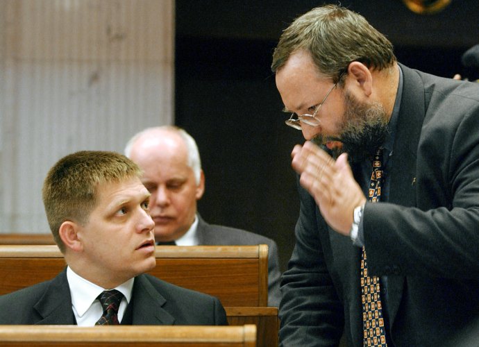 Poslanci Maroš Kondrót a Robert Fico v parlamente v roku 2003. Foto – TASR
