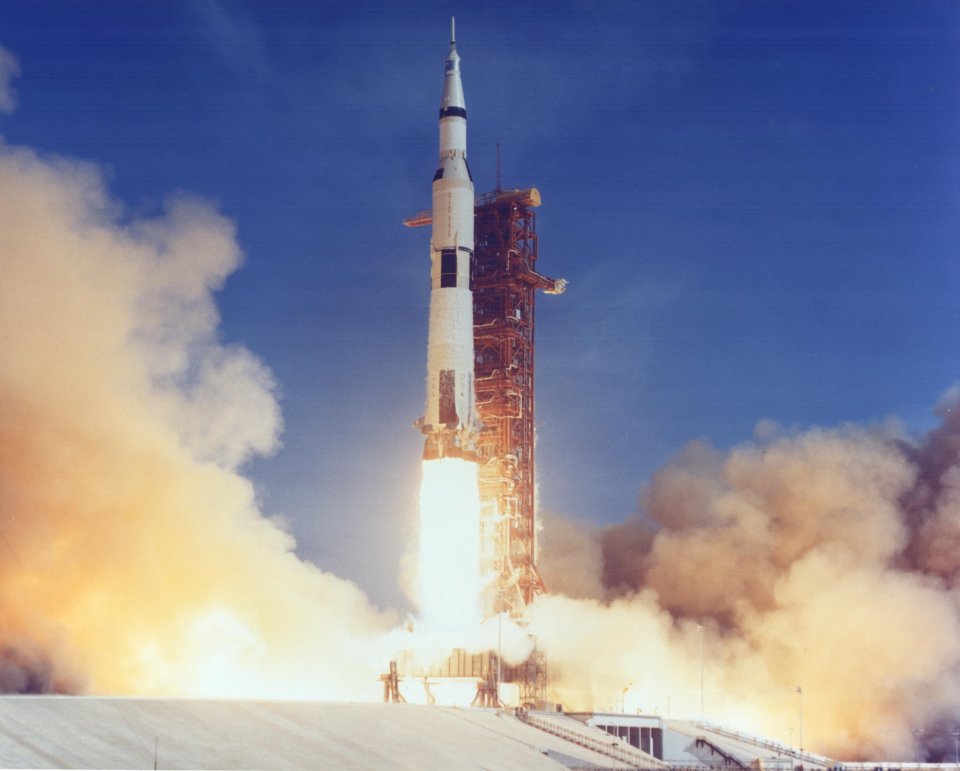 16. júla 1969 odštartoval Saturn V z floridského Mysu Canaveral. Raketa do vesmíru vyniesla posádku Apolla 11. Foto – NASA