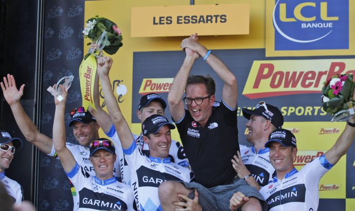 Vauthersa jazdci dvíhajú na ruky po tom, ako jeho tím Garmin Cervelo vyhral tímovú časovku na Tour de France 2011. Foto - tasr/ap