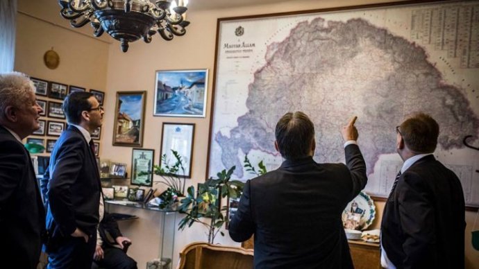 Orbán Viktor és Mateusz Morawiecki lengyel miniszterelnök a Nagy-Magyarország térképet tanulmányozza. Fotó - RomaniaJournal.ro