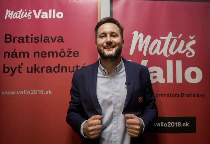 Matúš Vallo počas volebnej noci. Foto - TASR