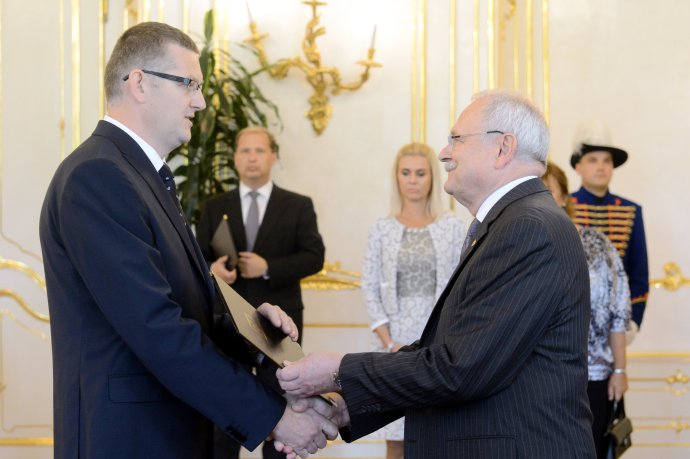 Vladimír Sklenka pri vymenovaní za sudcu prezidentom Ivanom Gašparovičom v roku 2014. Foto – TASR