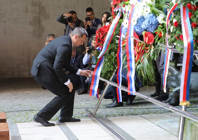 Andrej Danko počas kladenia vencov pri Pamätníku SNP. Foto - TASR