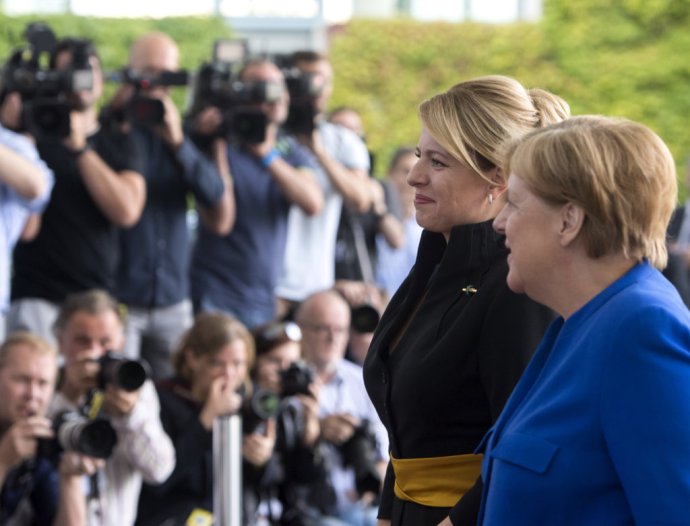 Po slovenskej prezidentke Zuzane Čaputovej prijímala nemecká kancelárka Angela Merkelová britského premiéra. Foto - TASR/AP