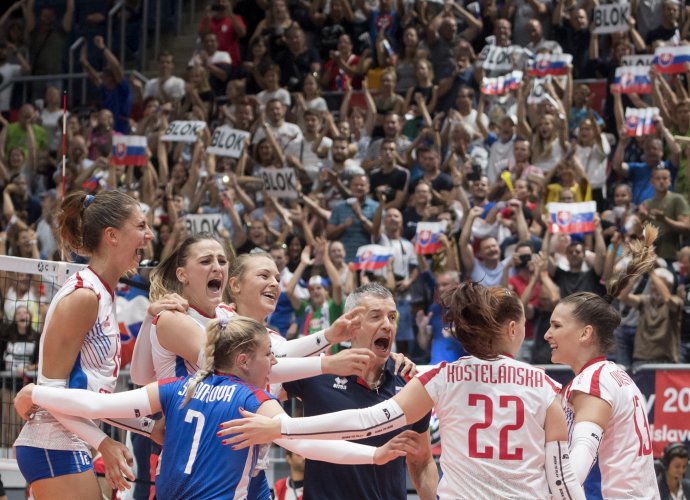 Slovenské volejbalistky oslavujú výhru nad Švajčiarskom. Foto– TASR