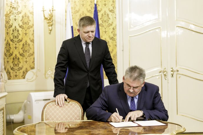 Robert Fico a Ján Richter počas podpisovania vládneho nariadenia o zvýšení minimálnej mzdy v roku 2017. Foto - TASR