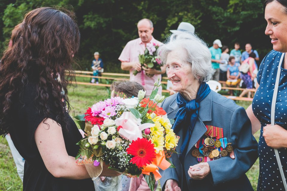 Božena Palacková, účastníčka Povstania, s autorkou projektu Erikou Mészárosovou, ktorá jej odovzdáva kvety.