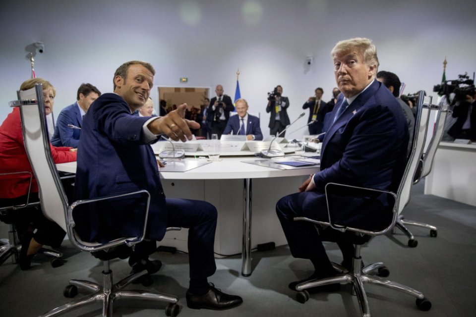 Francúzsky prezident Emmanuel Macron a jeho americký kolega Donald Trump. Mávame skvelé stretnutia, napísal šéf Bieleho domu na Twitteri. Foto - TASR/AP
