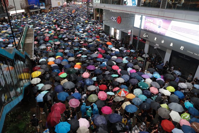 Minuloročné hongkonské protesty. Foto – TASR/AP