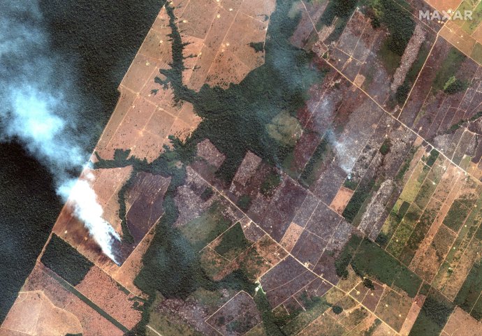 Miznutie amazonského pralesa. Snímka z 15. augusta 2019 juhovýchodne od brazílskeho mesta Porto Velho ukazuje, že požiare vznikajú najmä na odlesňovaných miestach. Foto – TASR/AP