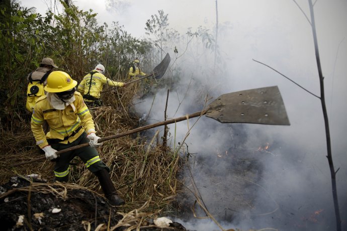 Požiarnici bojujú s ohňom. Foto - TASR/AP