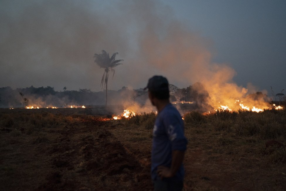 Na snímke požiar v brazílskom štáte Mato Grosso v piatok 23. augusta 2019. Podľa NASA sú tohtoročné požiare v Amazónii zhruba na priemere za ostatných 15 rokov, na čo ekológ Tomáš Derka z UK hovorí: „Podľa mňa sa o požiaroch v amazonskom pralese hovorí a píše málo. Jeho rozloha sa s každým dňom zmenšuje, problém je teda aktuálny a akútny.“ Foto – TASR/AP