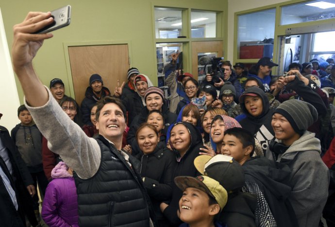 Kanadský premiér Justin Trudeau sa rád fotí so svojimi priaznivcami. Foto - TASR/AP