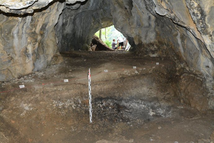 Skúmaný profil s ohniskom, jaskyňa Hučivá diera. Foto – archív Mariána Sojáka
