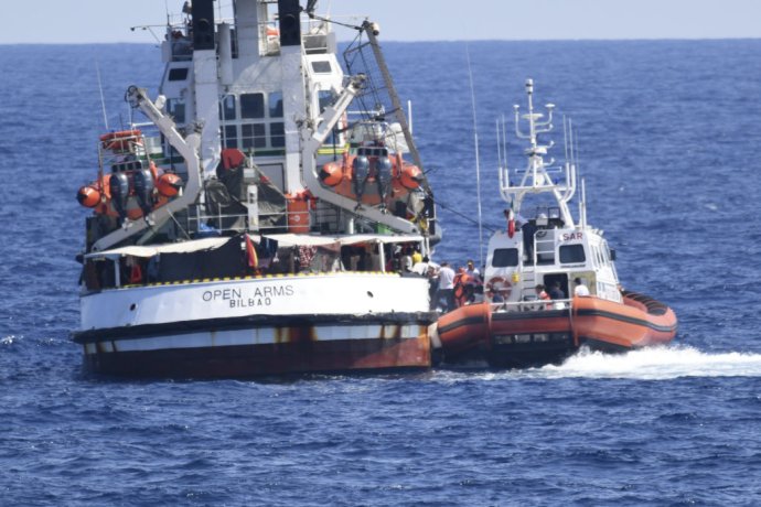 Talianska pobrežná stráž sa približuje k humanitárnej lodi Open Arms. Foto - TASR/AP